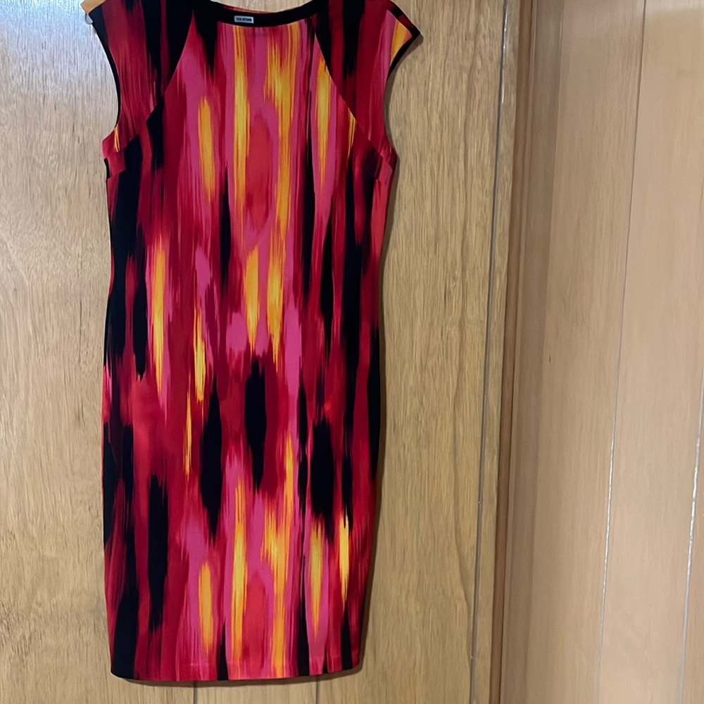Carmen Valvo Red and Black Fitted Graphic Cap Sleeve Dress Ladies Small